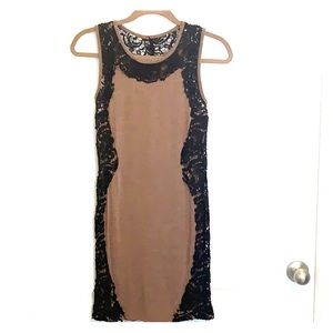 Sleeveless dress with lace sides